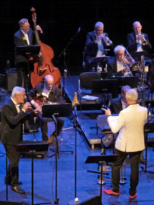 Alkmaarse Big Band met Roos Dros - Swingend Jazz-Kerstconcert